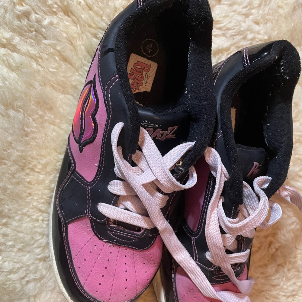 Pink and Black Low-Top Sneakers for Casual Wear